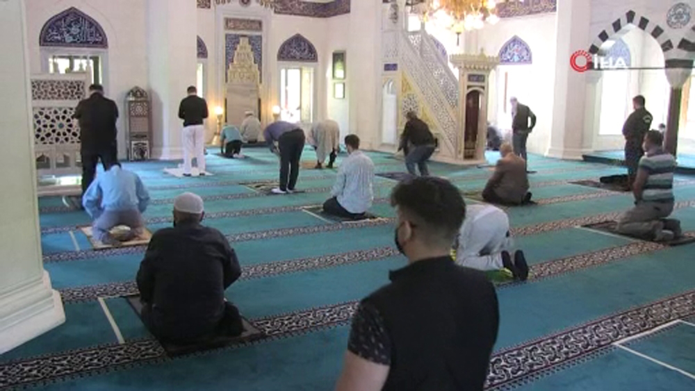 Almanya’da camiler yeniden ibadete açıldı