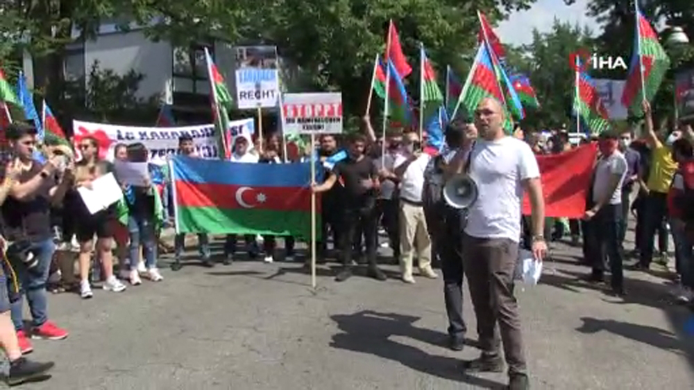 Almanya’da Ermenistan’ın Azerbaycan sınırındaki saldırıları protesto edildi