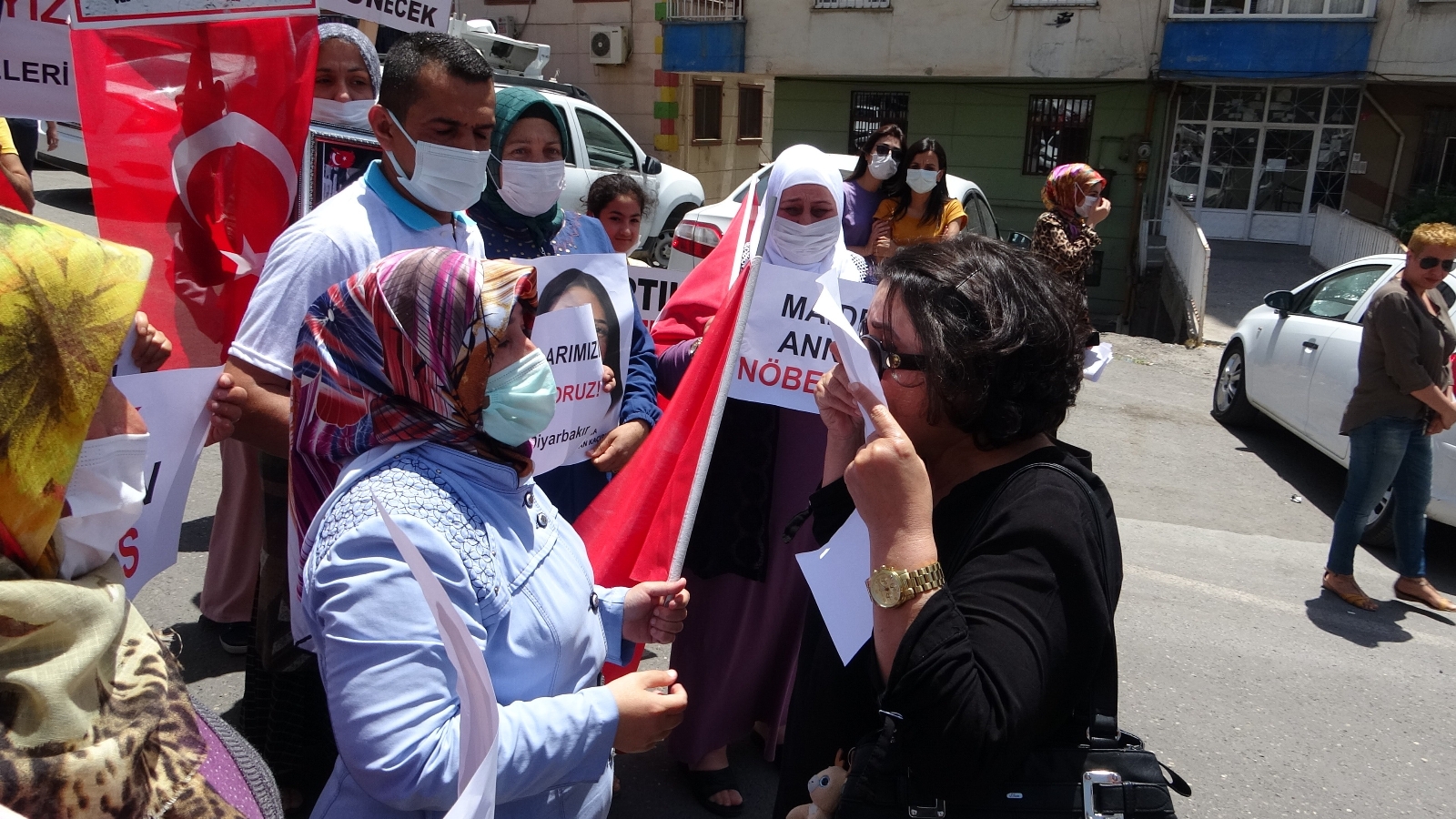 Almanya’da evlat nöbetini tek başına sürdürüyordu, Diyarbakır’a gelip HDP önündeki ailelerle buluştu