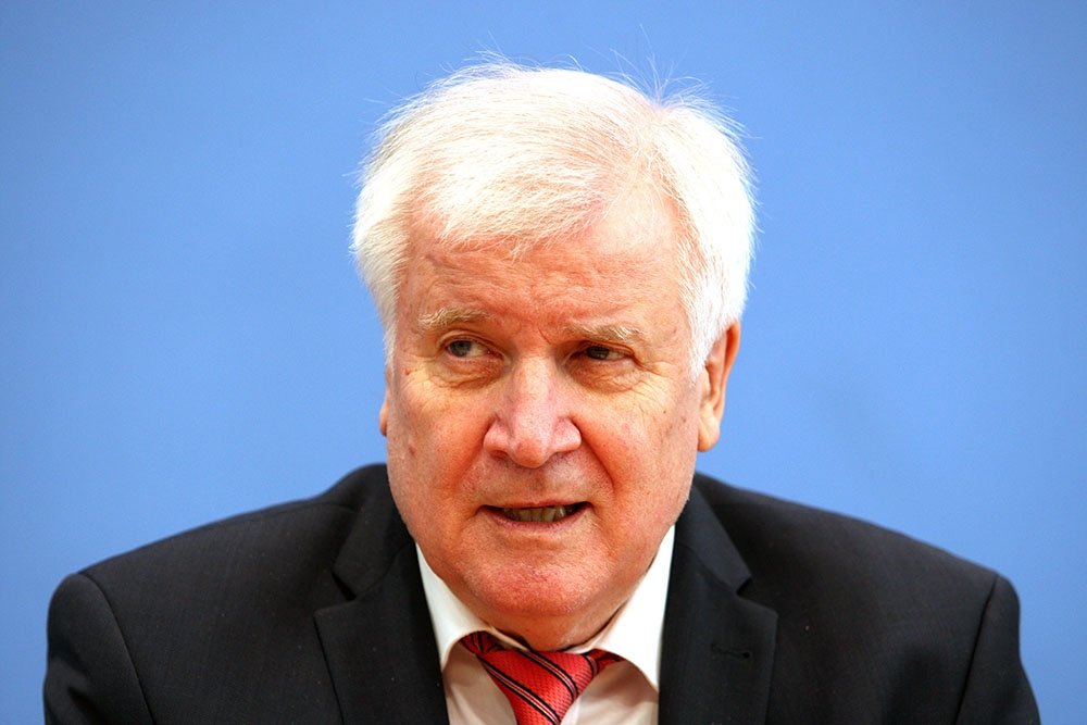 Almanya’da İçişleri Bakanı Seehofer’den polis içerisinde ırkçılık araştırmasına onay