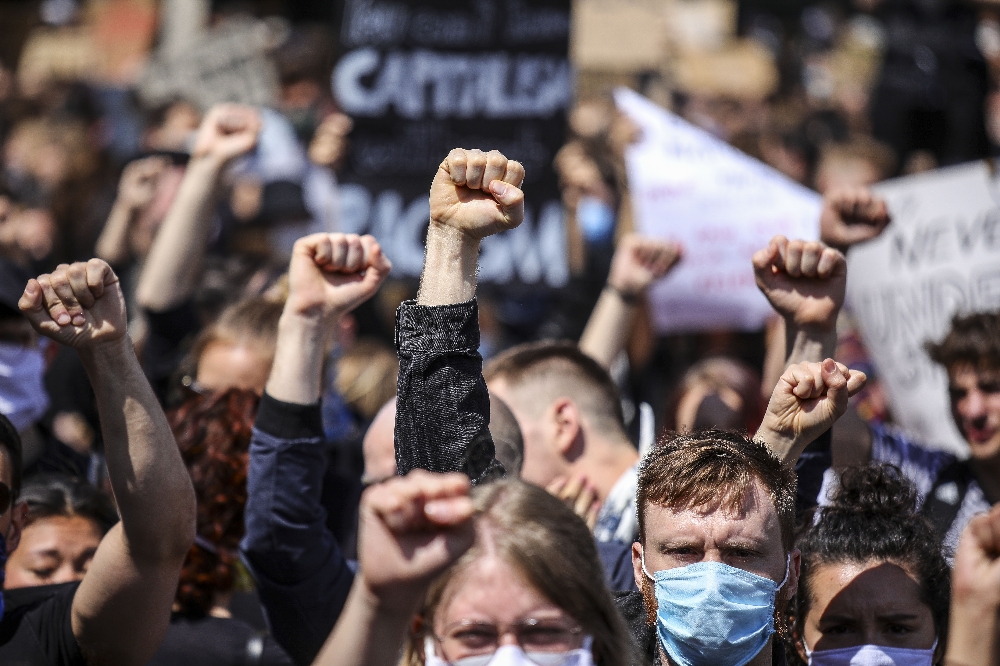 Almanya’da ırkçılık karşıtı protestoya binlerce kişi katıldı
