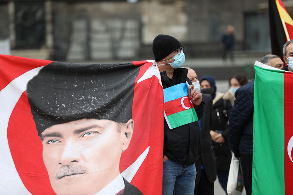 Almanya’da işgalci Ermenistan’ın saldırıları protesto edildi