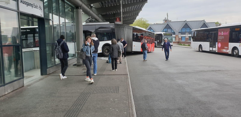 Almanya’da otobüs, tren istasyonuna daldı: 2 yaralı