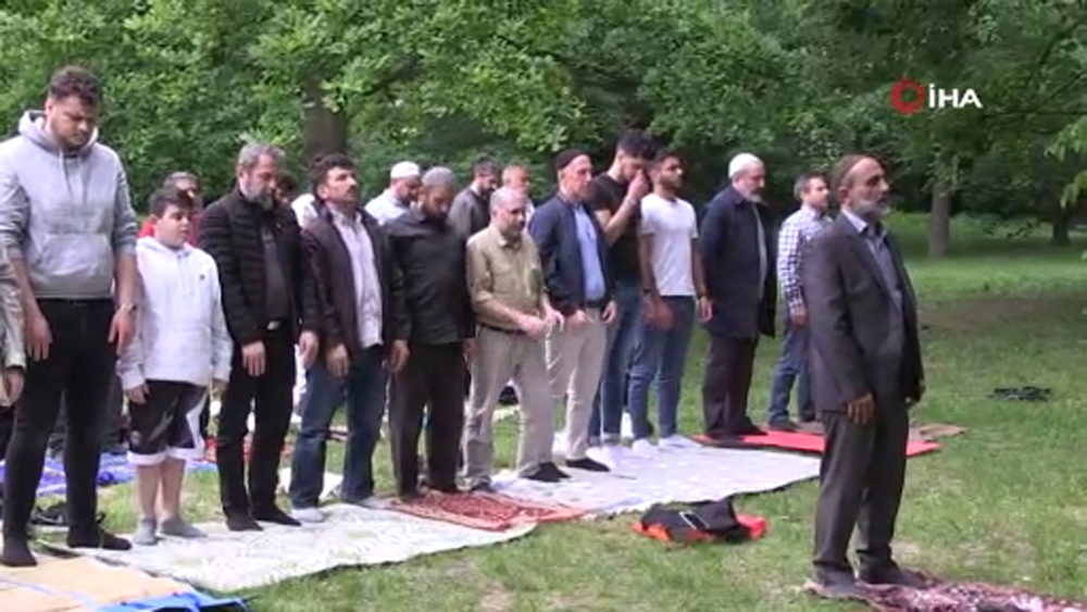 Almanya’da parkta cuma namazı kılındı