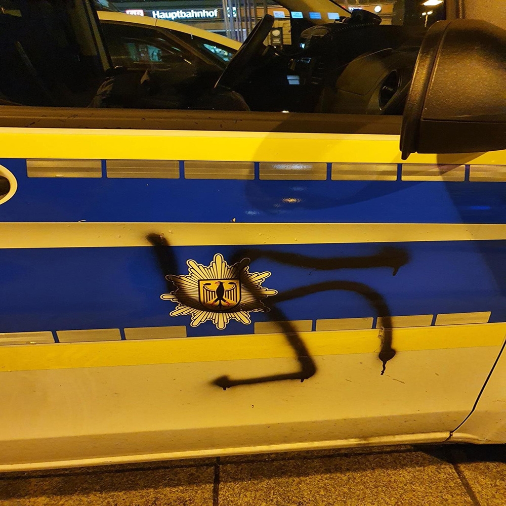 Almanya’da polis aracına gamalı haç çizen genç tutuklandı