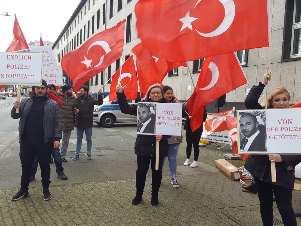 Almanya’da polis şiddeti protesto edildi