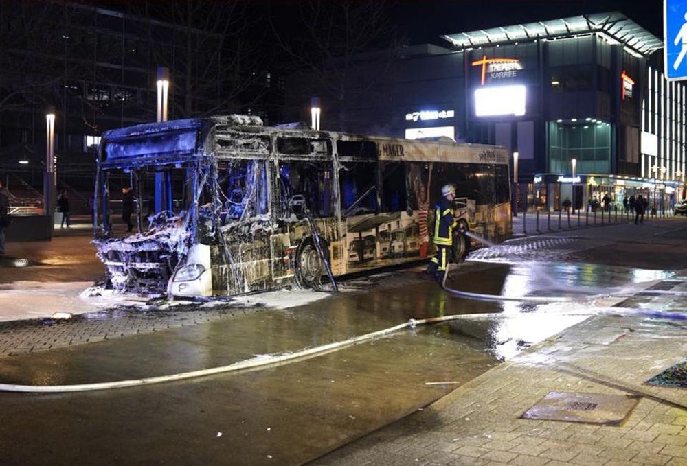Almanya’da seyir halindeki otobüs alev aldı