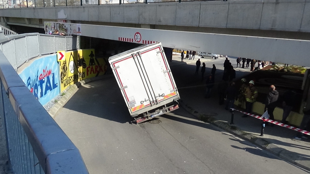 Altgeçitte ilerleyen kamyonet yol ile köprü arasına sıkışarak havada asılı kaldı