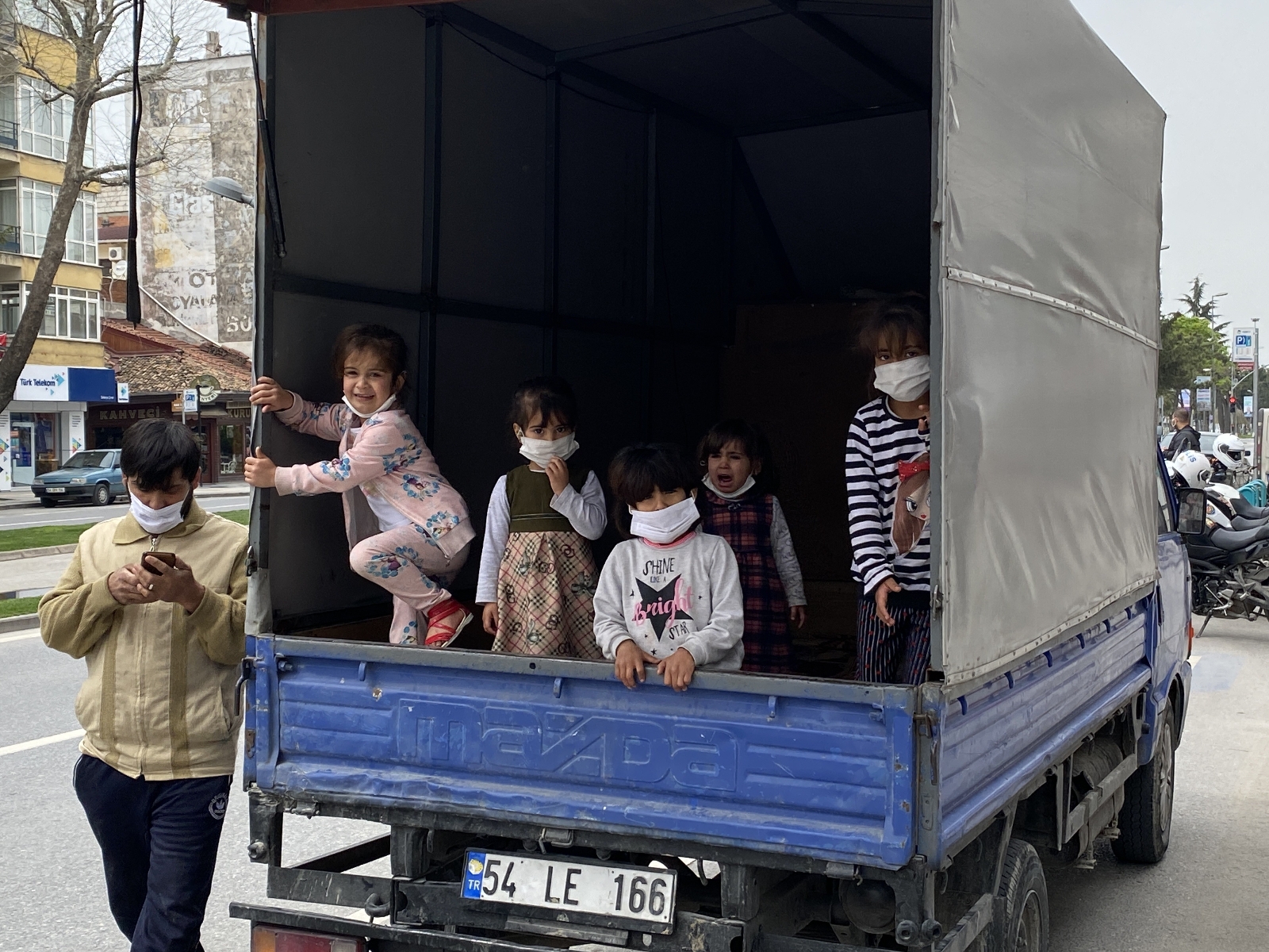 Altı çocuğu ile izinsiz ve ehliyetsiz dışarı çıkınca olanlar oldu
