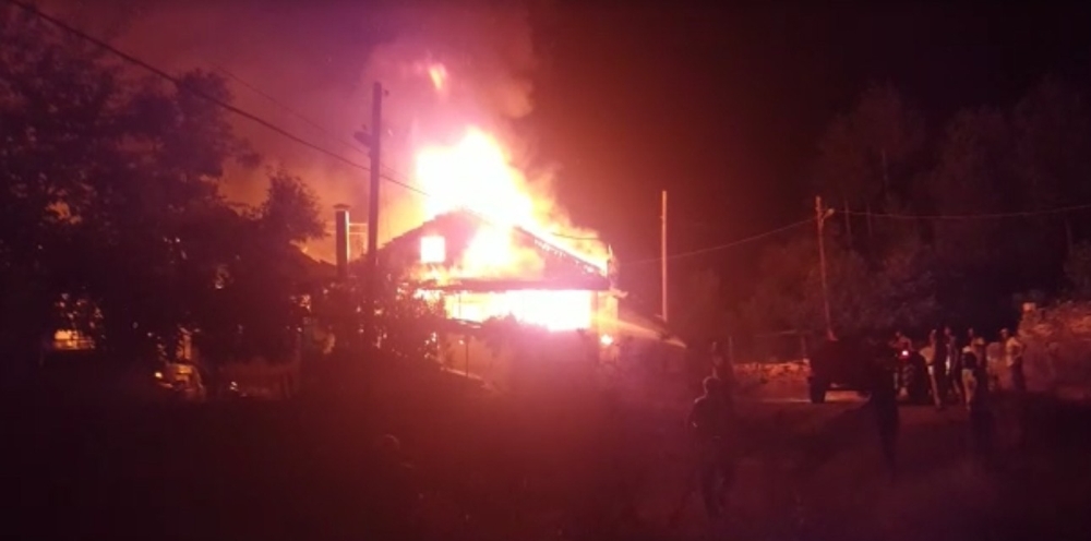 Amasya’da çıkan yangında 3 ev yandı