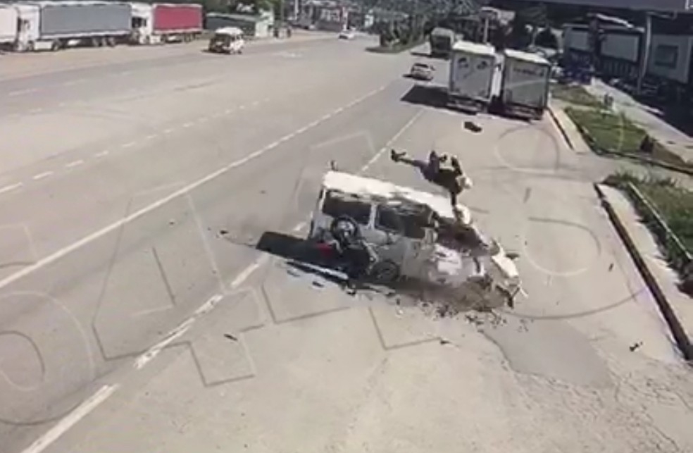 Amasya’da feci kaza kamerada: Motosikletten fırlayıp minibüsün üstüne düştü