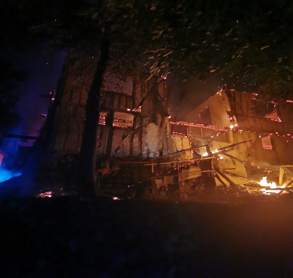 Amasya’da gece çıkan yangın 2 evi kül etti