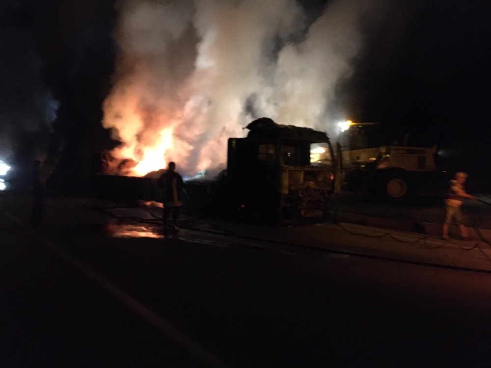 Amasya’da saman yüklü tır yandı