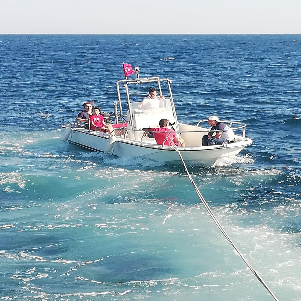 Ambarlı açıklarında sürüklenen tekne marinaya çekildi