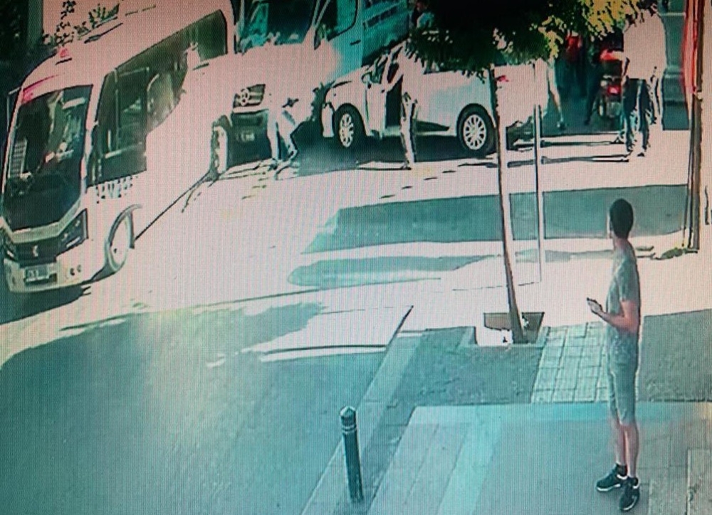Ambulans minibüs ve otomobile çarptı: 1 yaralı
