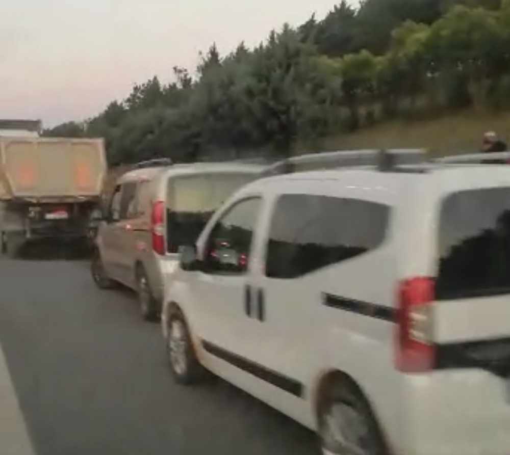 Ambulansın emniyet şeridini işgal eden sürücülerle imtihanı