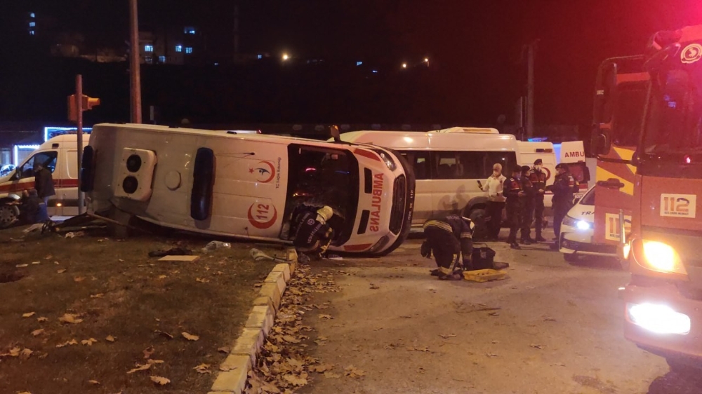 Ambulansın personel servisiyle çarpışması sonucu 14 kişi yaralandı