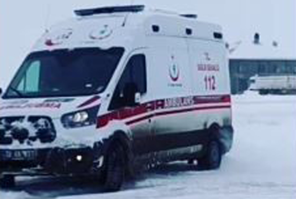 Ambulansla karlı zeminde drift