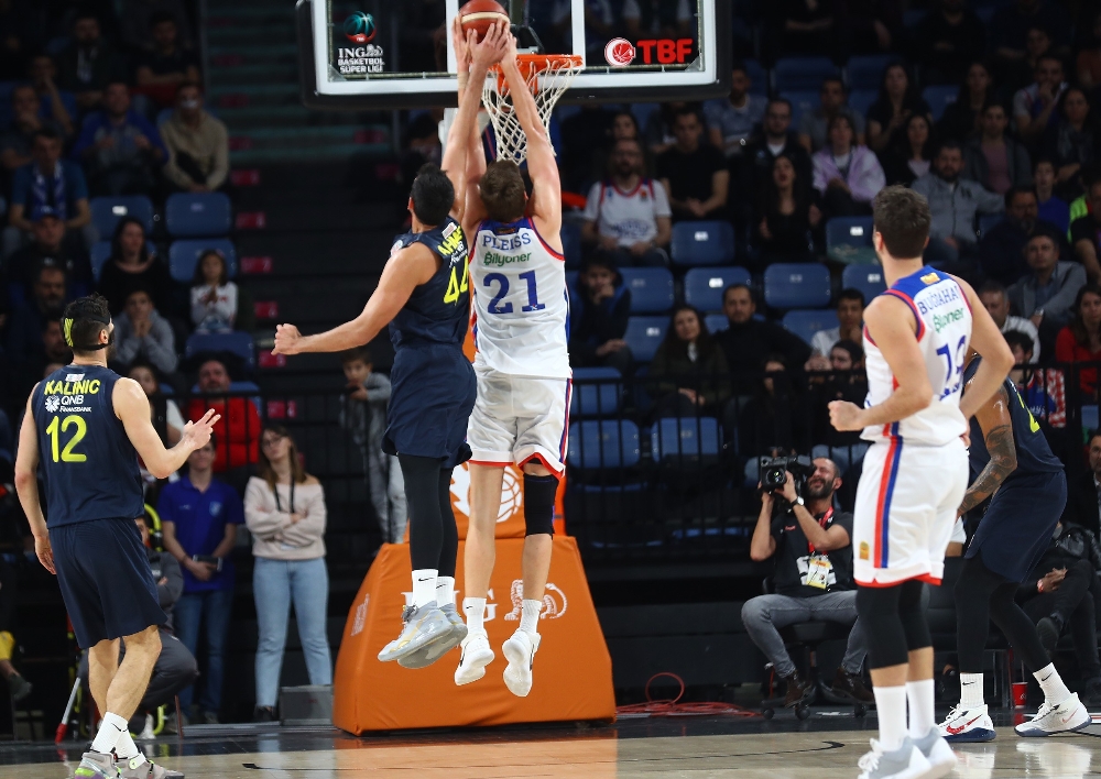 Anadolu Efes, Fenerbahçe Bekoyu Yendi
