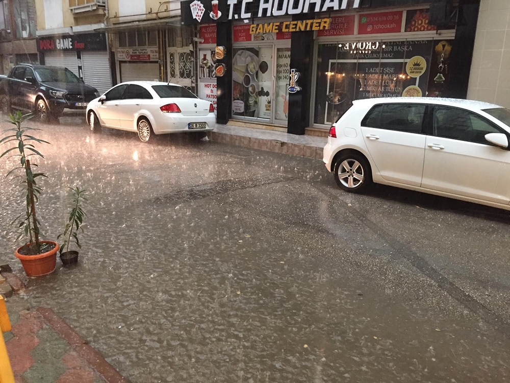 Aniden başlayan yağmur ve dolu yağışı hayatı felç etti