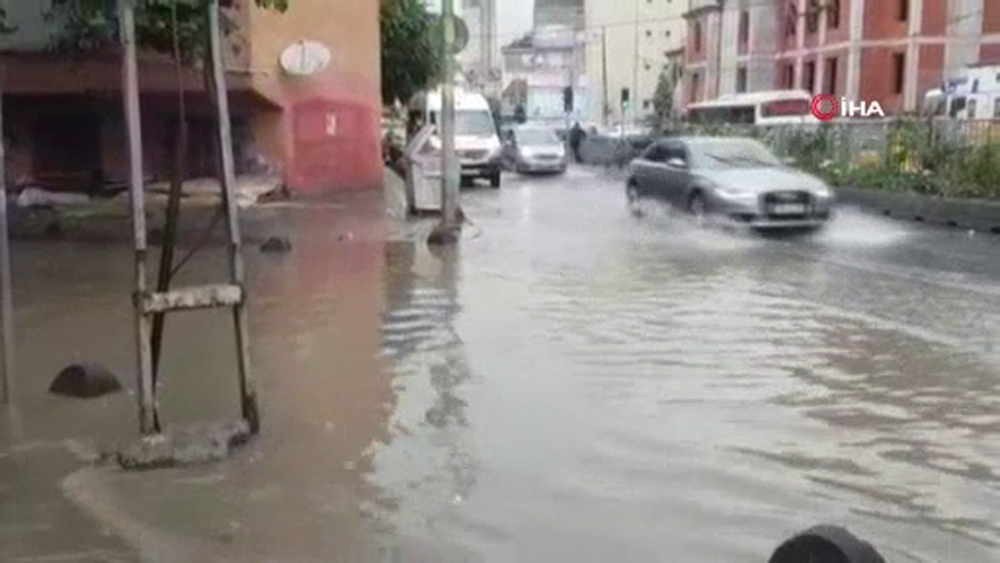 Aniden bastıran yağış Bağcılar’da sele neden oldu