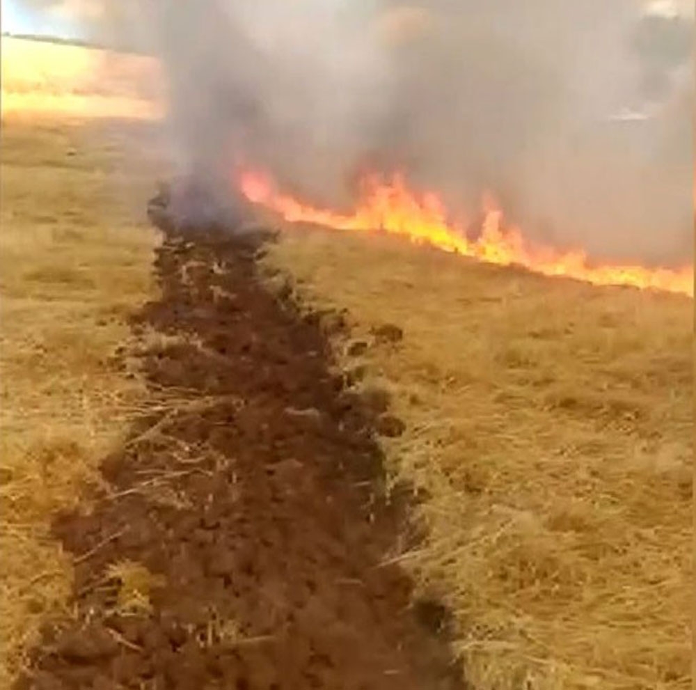 Anız yangınına traktörle müdahale