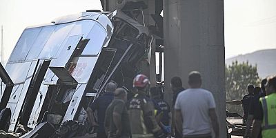 Ankara'da otobüs üst geçide çarptı: 9 ölü var