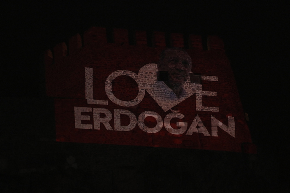 Ankara Kalesi’ne “ Love Erdoğan” görseli