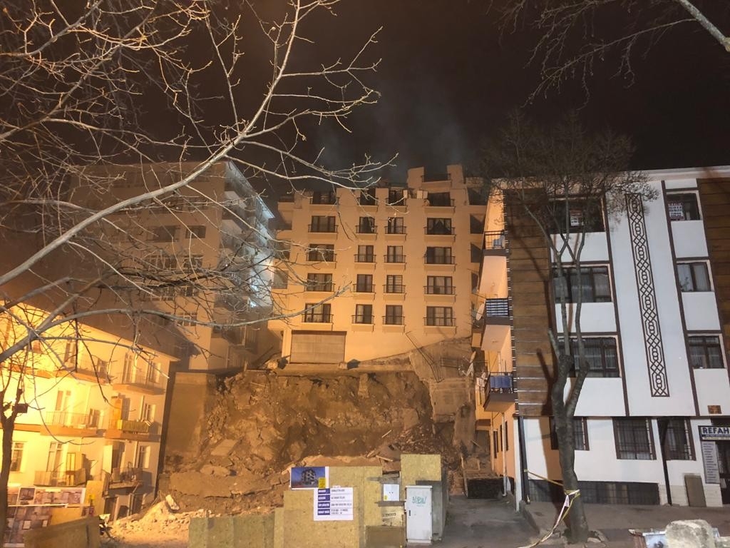 Ankara’da Açelya apartmanının çatısı çöktü, yıkım çalışmaları sabaha kaldı