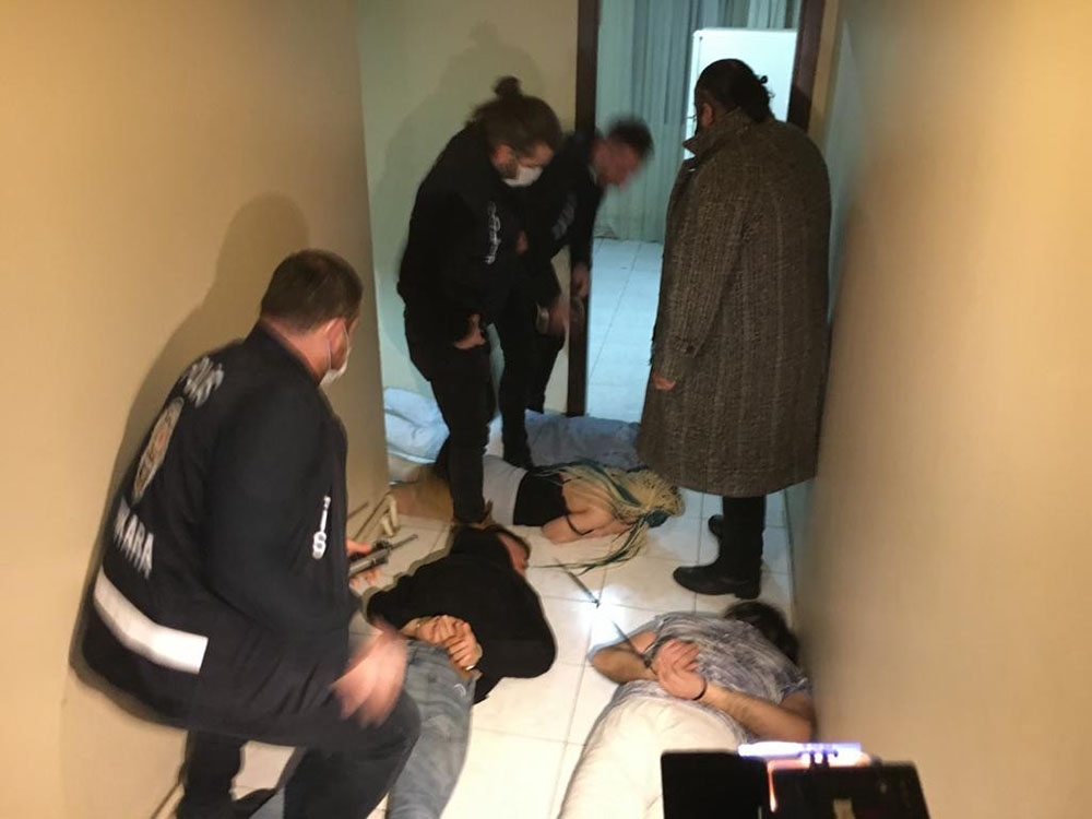 Ankara’da eve çağırdıkları kişileri gasp eden çeteye “Yarasa Kız” operasyonu: 115 gözaltı
