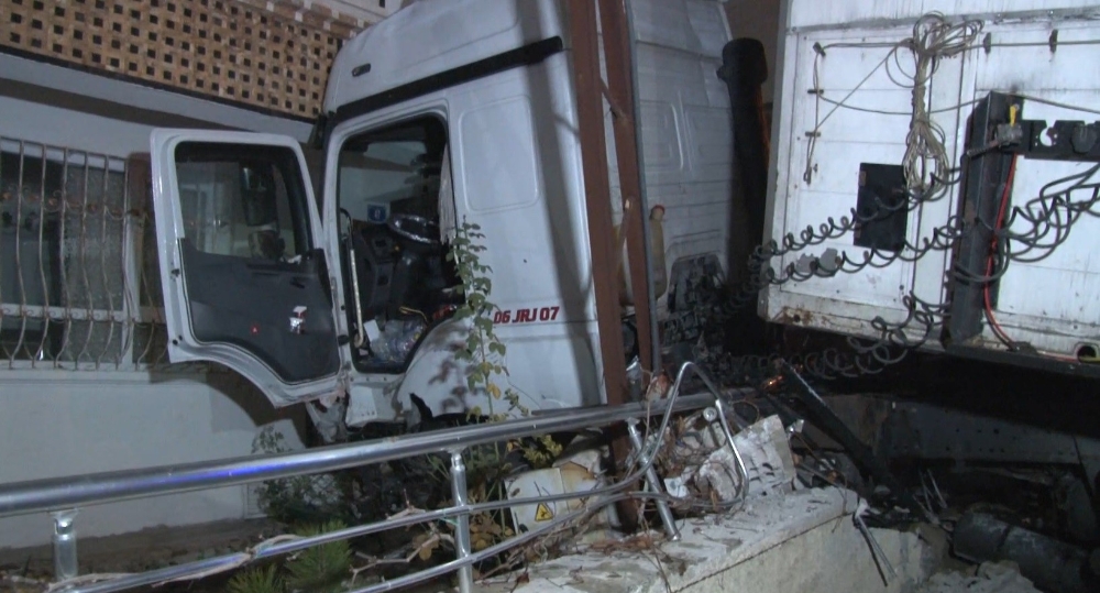 Ankara’da freni patlayan tır 11 aracı biçip evin duvarına çarptı: 1 yaralı