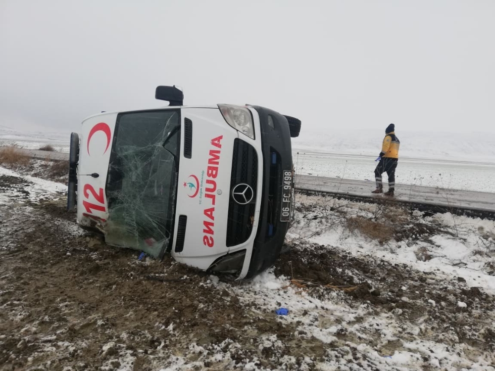 Ankara’da hasta taşıyan ambulans devrildi: 5 yaralı