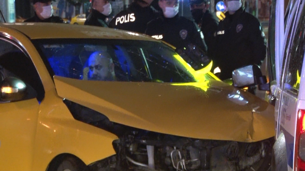 Ankara’da kırmızı ışıkta geçen alkollü sürücü taksiye çarptı: 2’si polis 5 yaralı