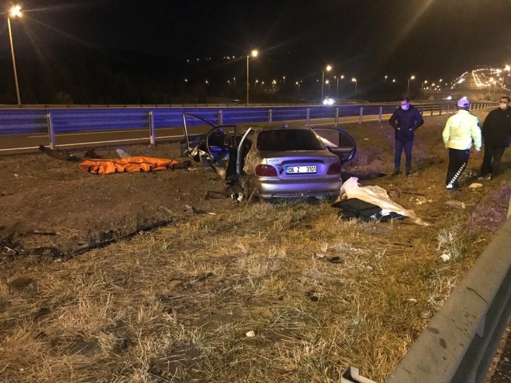 Ankara’da kontrolden çıkan otomobil bariyerlere çarptı: 2 ölü, 5 yaralı