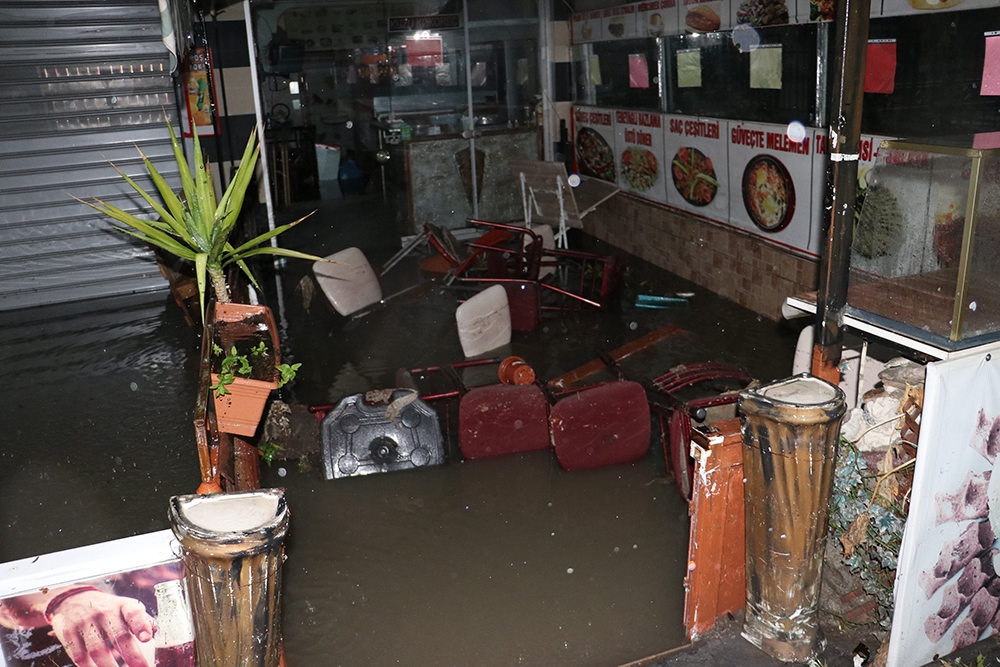 Ankara’da sağanak yağış hayatı felç etti