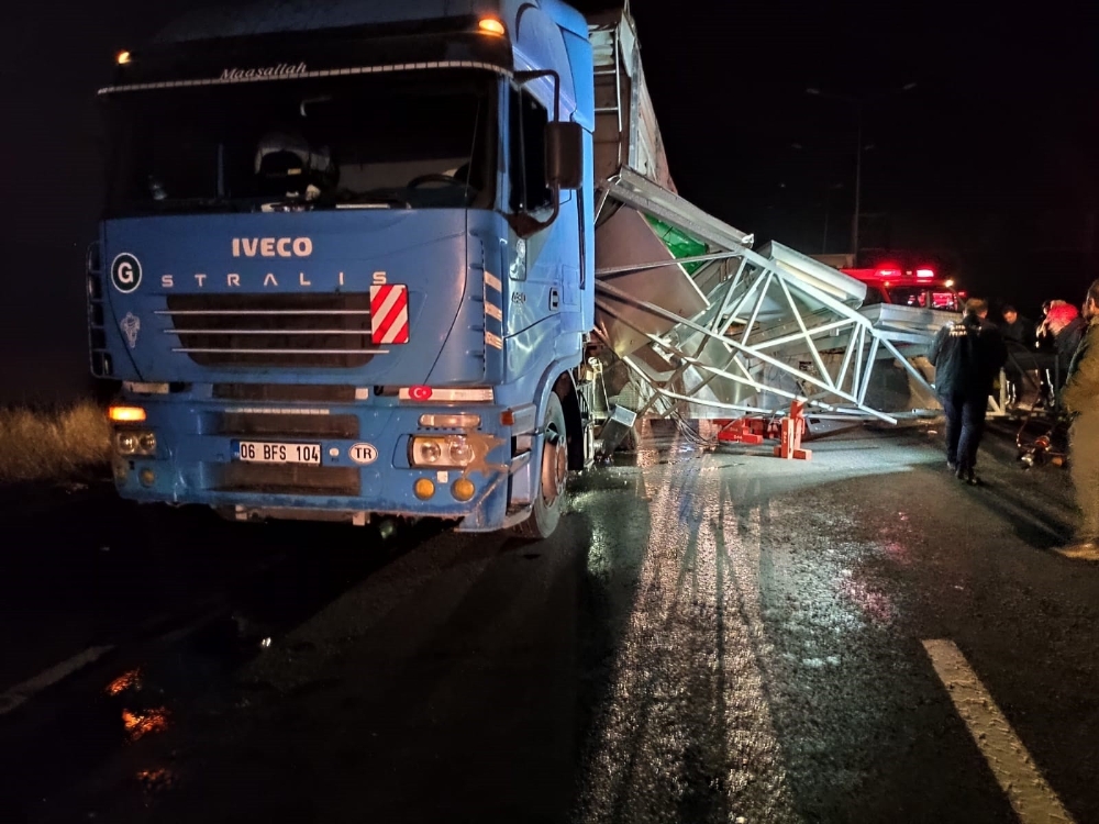 Ankara’da TIR’ın açılan dorsesi işaret levhasına çarptı