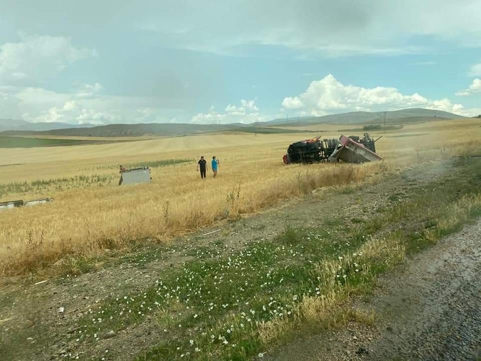 Ankara’da yangına giden itfaiye aracı devrildi: 1’i ağır 3 yaralı