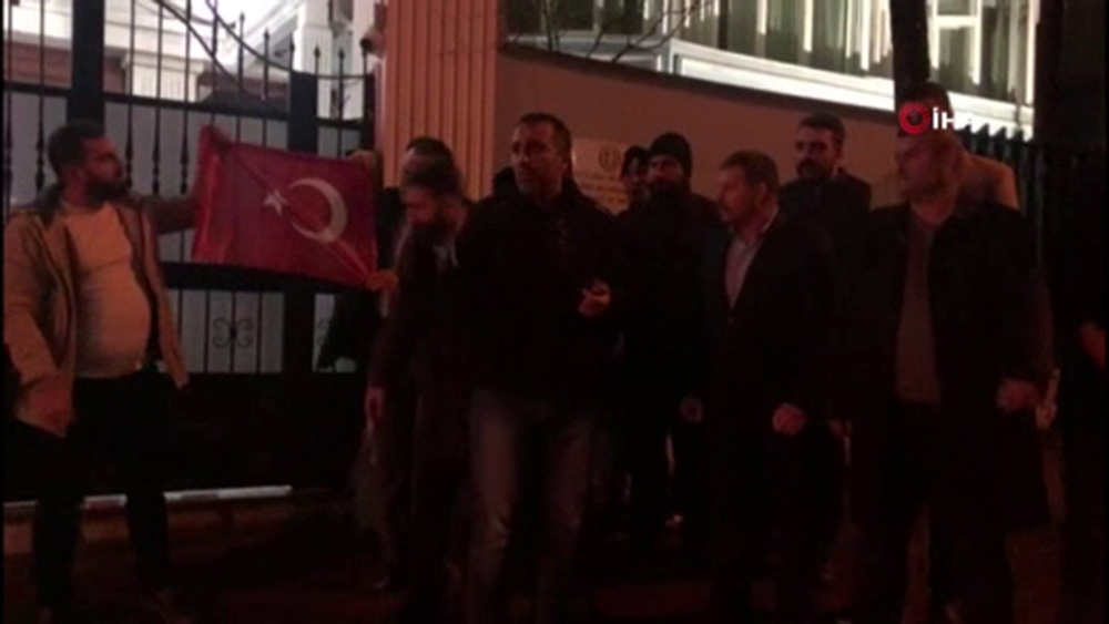 Ankara’da Yunanistan Büyükelçiliği önünde ‘bayrak’ protestosu