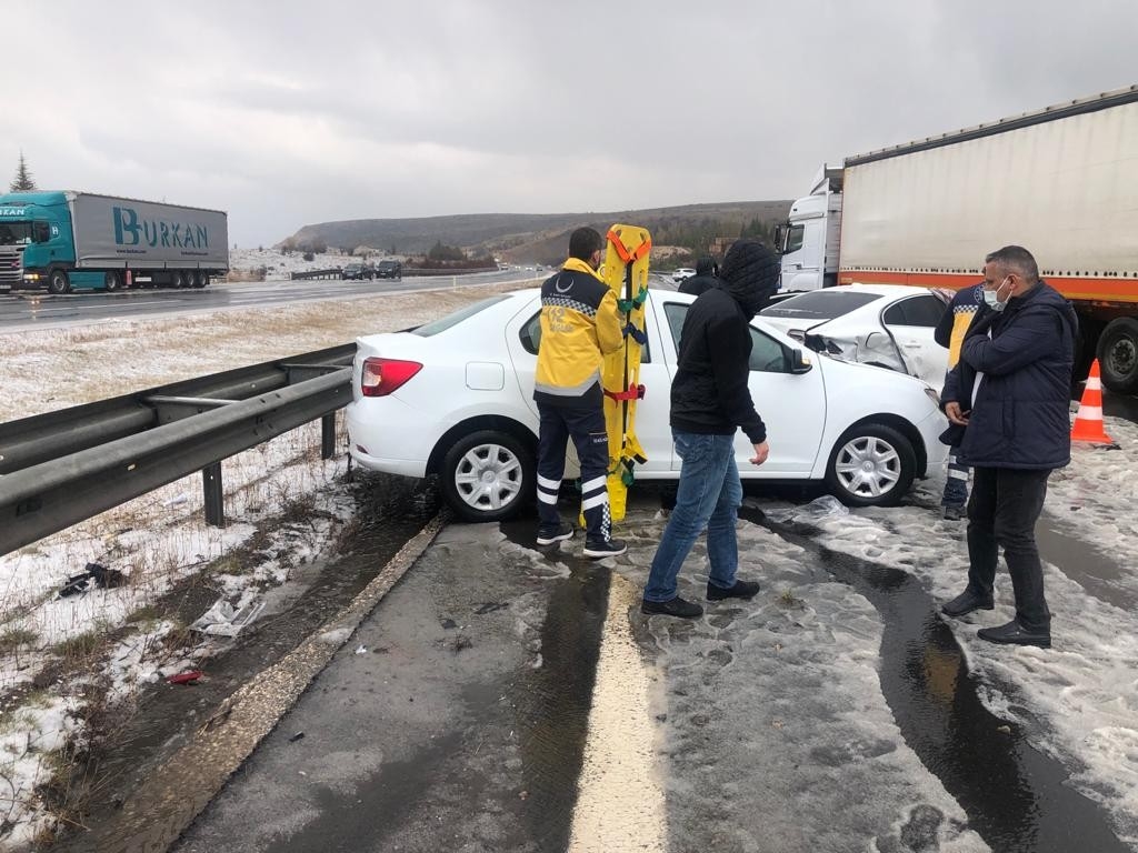 Ankara’da zincirleme trafik kazası: 4 ölü, 7 yaralı