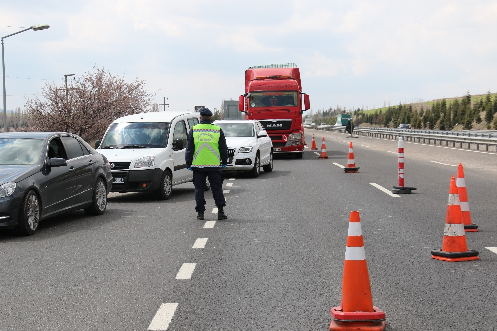 Ankara’nın giriş ve çıkış noktalarında korona virüs denetimi
