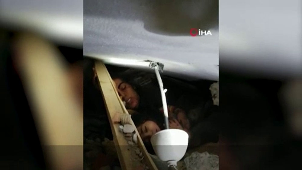 Anne ve 2,5 yaşındaki çocuğu enkazdan böyle kurtarıldı