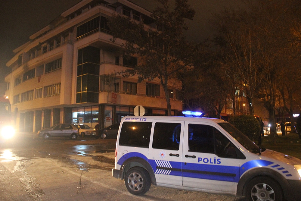 Anne ve babasını rehin alıp, evde yangın çıkardı