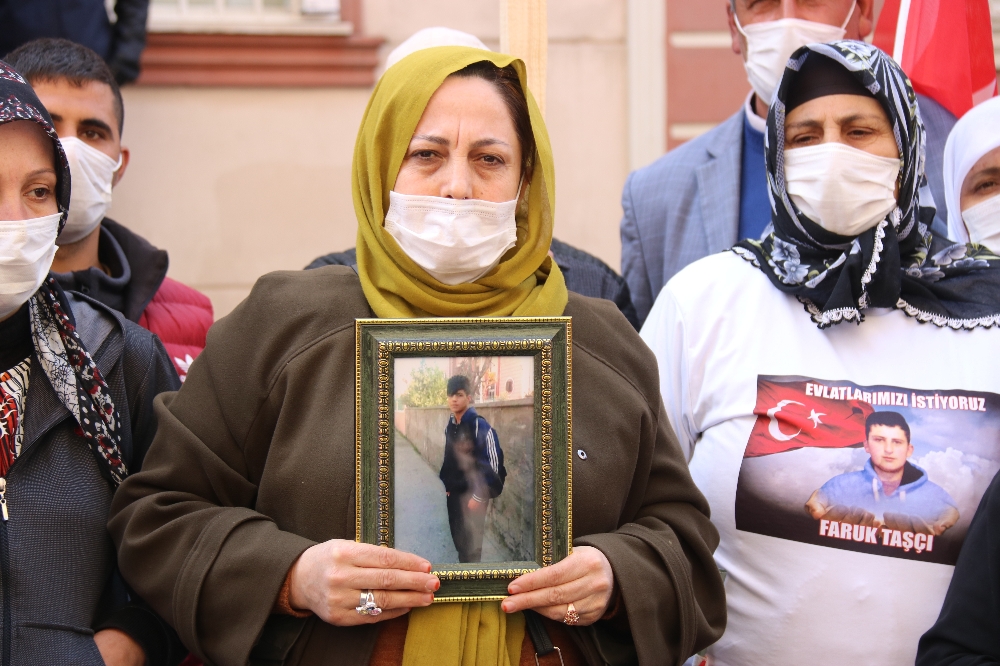 Annelerin çığlıkları yükseldikçe evlat nöbetine katılım devam ediyor