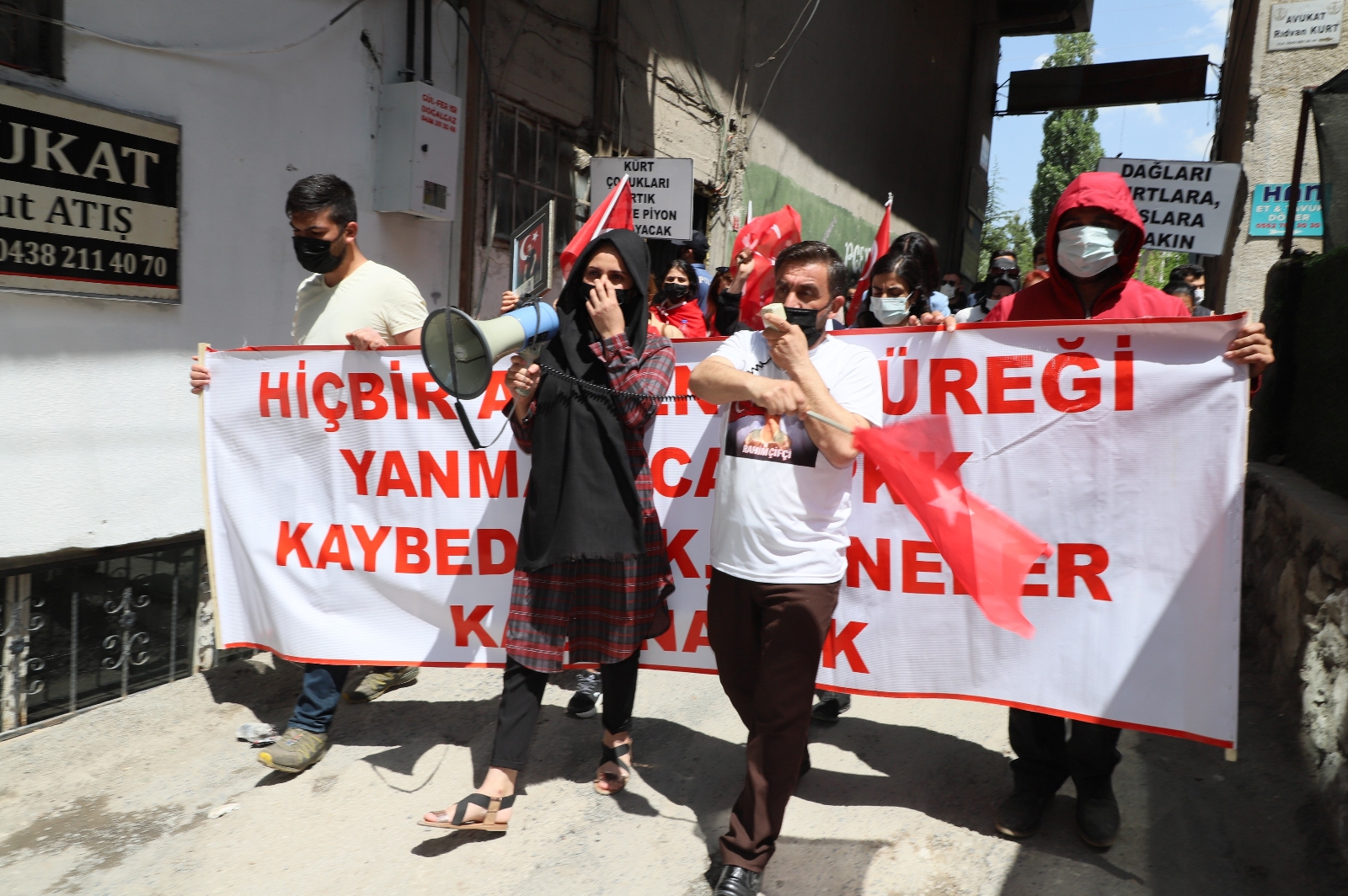 Annelerin sesini müzikle bastıran HDP’ye tepki