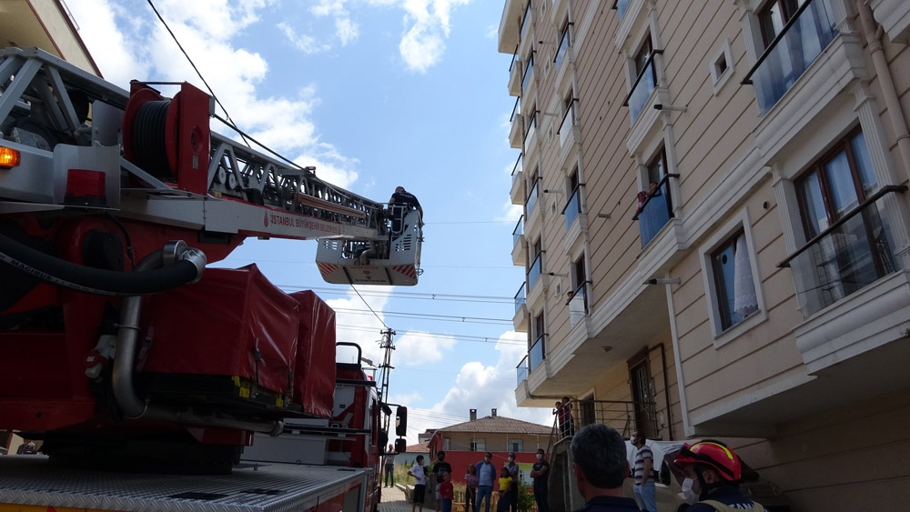 Annelerini odaya kilitleyip evden çıkan küçük çocuklar paniğe neden oldu