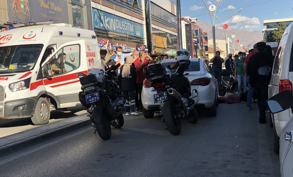 Annesine otomobille çarpan sürücüyü tekme tokat darp etti