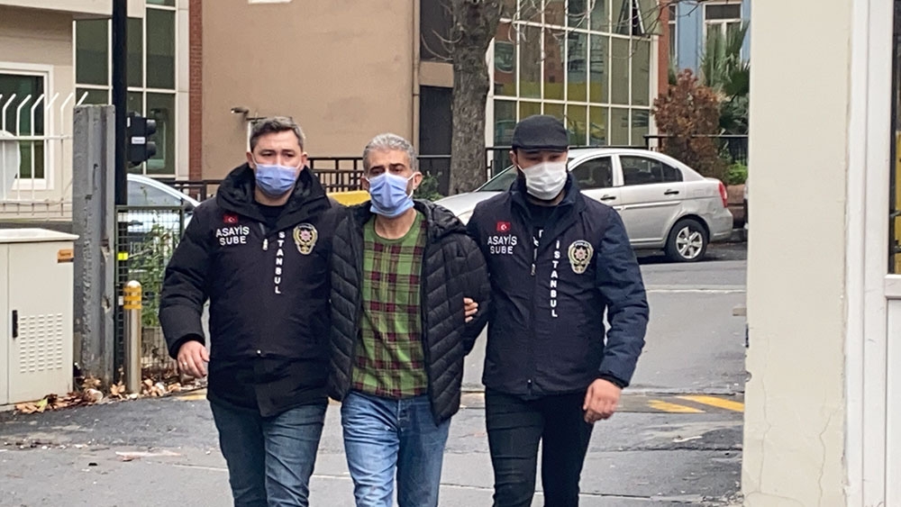 Annesini ve ağabeyini koli bandıyla boğarak öldürdü, kendisini böyle savundu