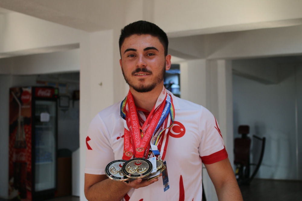 Annesinin 80 liralık pazar parasıyla spor salonuna yazıldı, dünya 4.’sü oldu