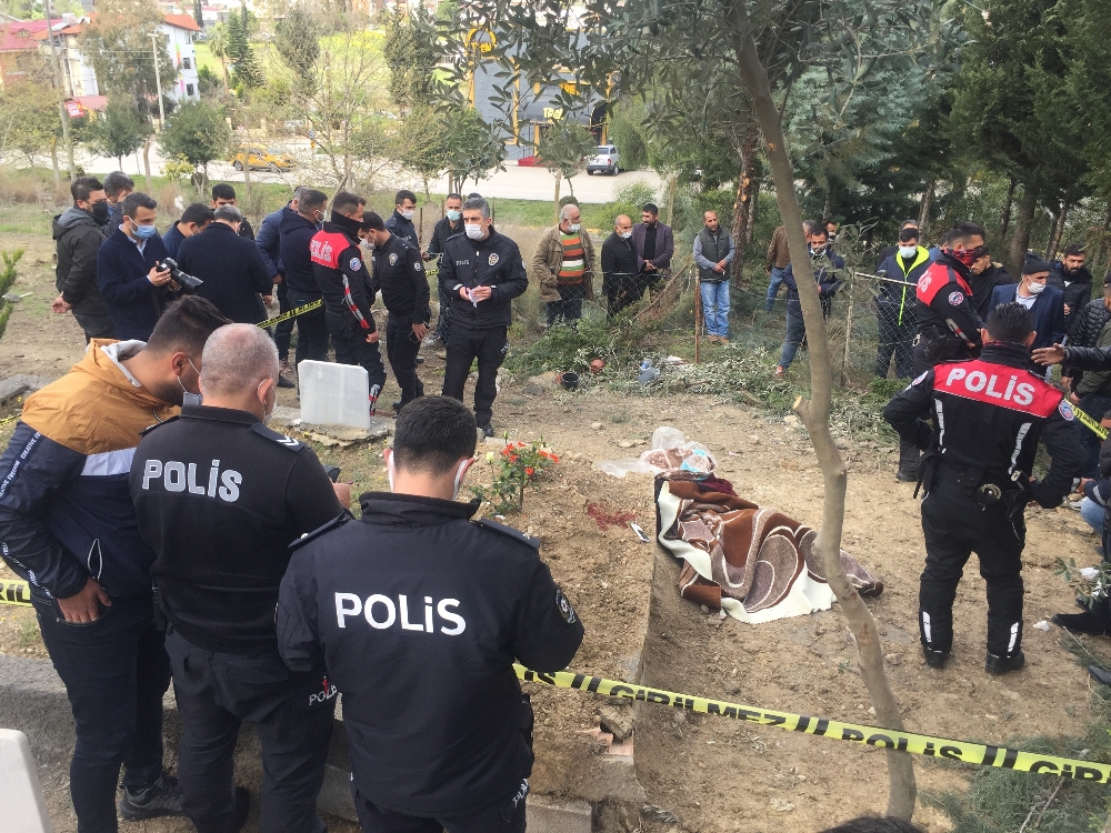 Annesinin acısına dayanamayıp mezarı başında intihar etti