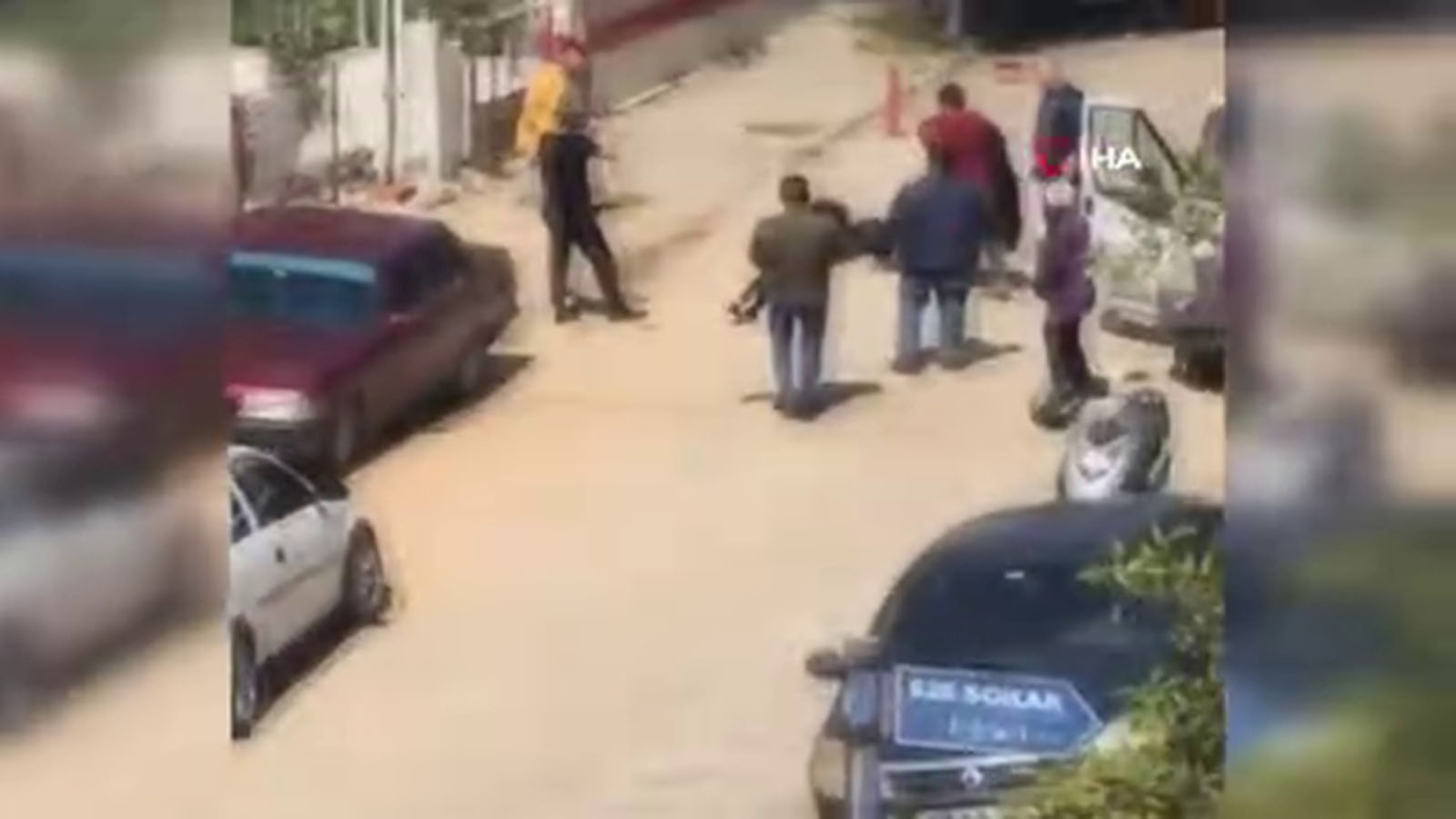 Annesinin ölümüne şahit olmaması için küçük kız, olay yerinden böyle uzaklaştırıldı